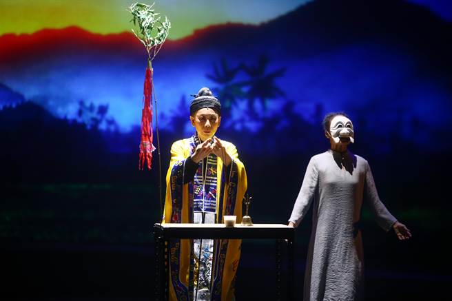 《魔法阿妈》剧中灵魂人物是一位道士阿妈（郎祖筠饰）（左），跟鬼神沟通是阿妈的日常，在彩排记者会时，因入戏太深，让郎祖云彩排完后一直身体不舒服乾呕。（邓博仁摄）