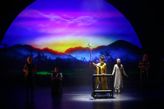 春河剧团舞台剧《魔法阿妈》于台北表演艺术中心演出动画改编舞台剧《魔法阿妈》。（邓博仁摄）