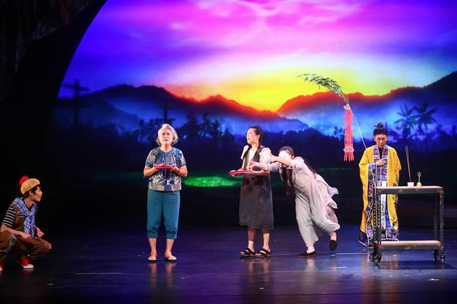春河剧团舞台剧《魔法阿妈》在台北表演艺术中心演出动画改编舞台剧《魔法阿妈》。（邓博仁摄）