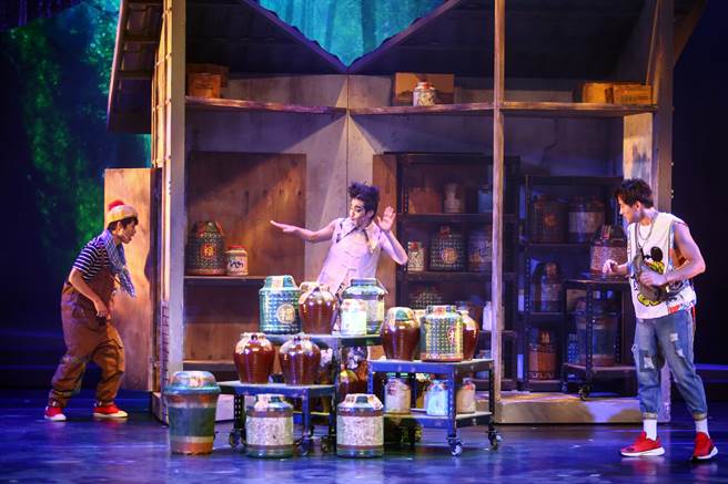 《魔法阿妈》豆豆在好奇心之下，乱闯入阿妈曾告戒过不可进去、一间专门储放被封印恶灵的储藏室，意外放出了一条专做坏事的恶灵。（邓博仁摄）