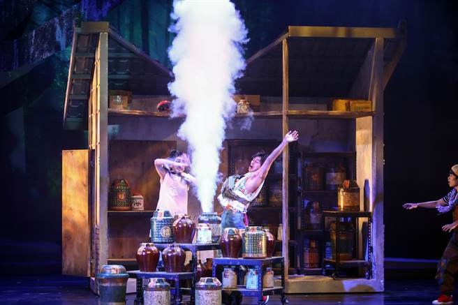 《魔法阿妈》豆豆在好奇心之下，乱闯入阿妈曾告戒过不可进去、一间专门储放被封印恶灵的储藏室，意外放出了一条专做坏事的恶灵。（邓博仁摄）