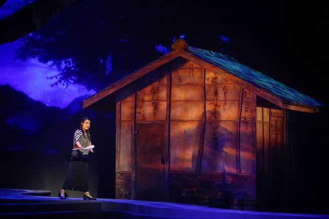 春河剧团舞台剧《魔法阿妈》改编自同名动画电影，在台北表演艺术中心登场。（邓博仁摄）