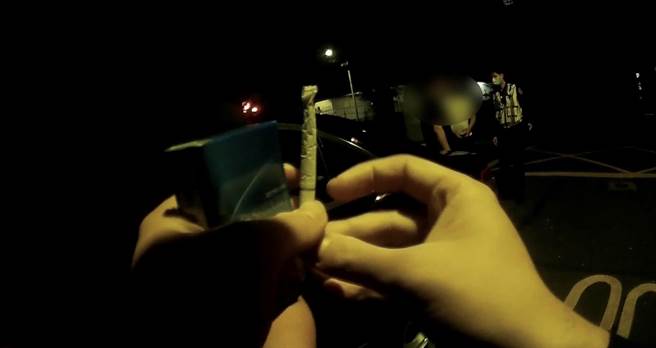 员警察觉男子的香菸有异，进而查获他持有毒品。（翻摄照片／林郁平）