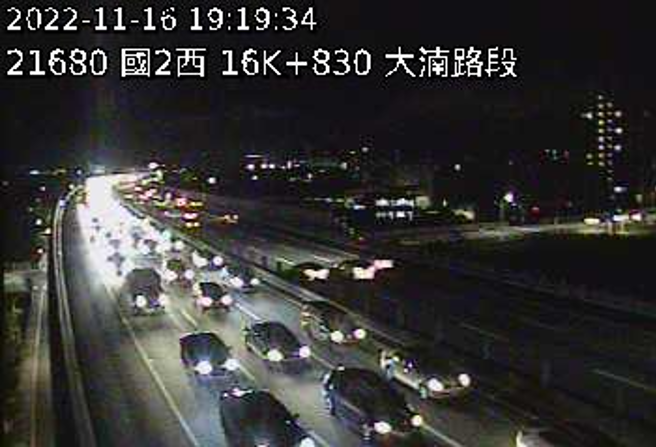 國道2號桃園路段「3車追撞事故」，車流紫爆，回堵6公里。(翻攝高速公路1968)

