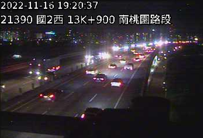 國道2號桃園路段「3車追撞事故」，車流紫爆，回堵6公里。(翻攝高速公路1968)