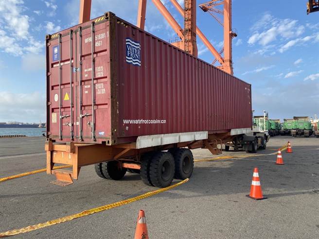 台中港第32號碼頭長榮貨櫃場內，一只空櫃今天發現一具女遺體。(警方提供)