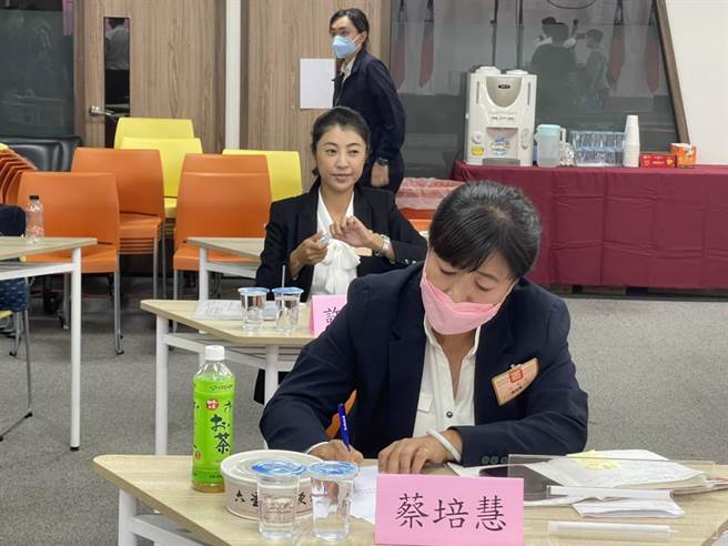 南投县长公办电视政见发表会前，蔡培慧低头做笔记，许淑华喝点水润润喉。（杨静茹摄）
