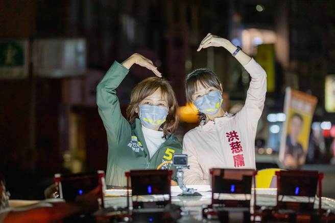 民进党新竹市长候选人沈慧虹（左）16日晚间的光荣车队扫街，与前立法委员洪慈庸组成「大小虹（洪）姐」，一起向新竹市民恳托。（沈慧虹竞办提供／陈育贤新竹传真）