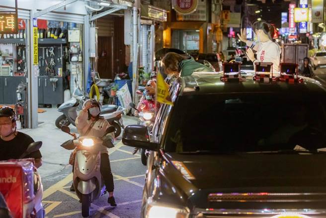 沈慧虹车扫今晚合体洪慈庸，「大小虹（洪）姐」获民眾热烈欢迎。（沈慧虹竞办提供／陈育贤新竹传真）