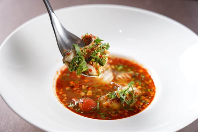 泰國百年名菜「宮廷泰式酸辣魚湯」，主廚結合在地食材，以高雄石斑魚入菜。(義大皇家酒店提供)
