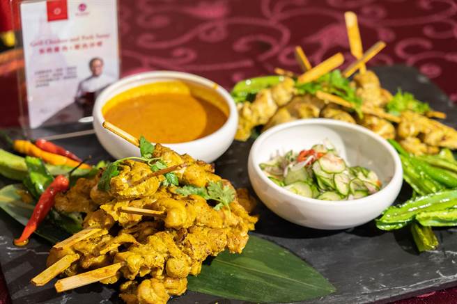 義大皇家酒店「暹羅盛宴 泰饗米其林」-炭烤雞肉與豬肉沙嗲。(義大皇家酒店提供)