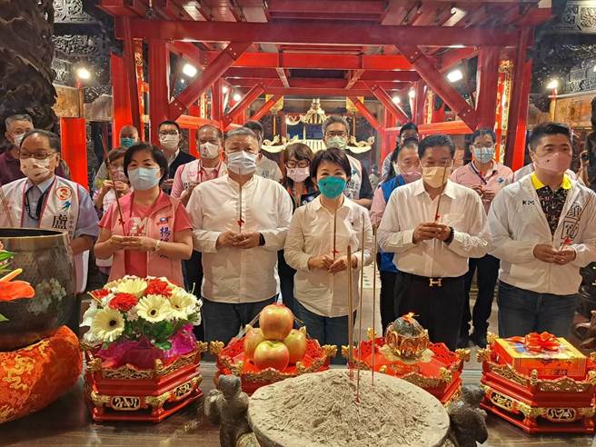 台中市长卢秀燕今天晚上到大甲镇澜宫参拜，镇澜宫董事长顏清标等人全程陪同。(陈世宗摄)