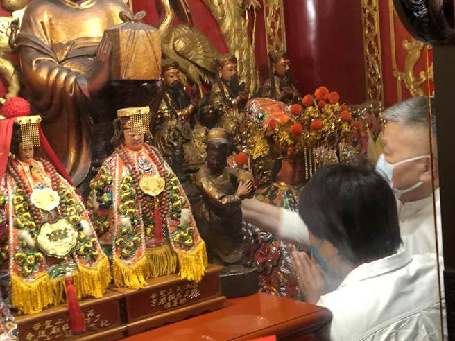  顏清标及郑铭坤还单独带卢秀燕到内殿参拜妈祖，祈求如愿、心想事成。(陈世宗摄)
