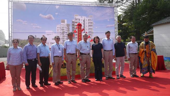 中欣开发与联钢营造合资的中欣开发建设今（16）日在高雄市燕巢区西燕公园前举行「燕北住宅建案」开工动土典礼。（柯宗纬翻摄）