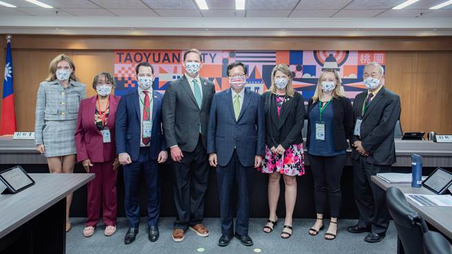 桃园市长郑文灿（右四）16日颁授桃园市荣誉市民证，给3位美国姊妹城市的首长。（蔡依珍摄）