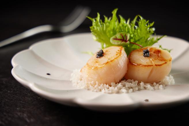 「王品牛排」推出消费2客套餐送「嫩煎黑松露干贝」1份的限时优惠。（王品集团提供）