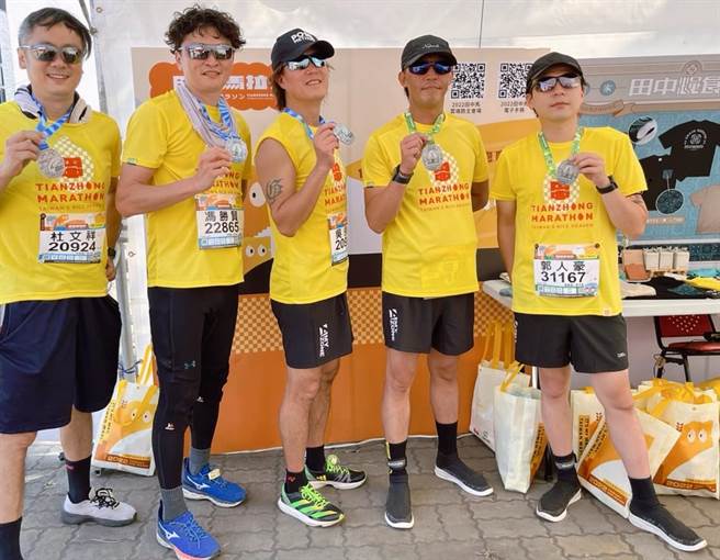 「董事长长乐团」白董（左一）、吉董（中）、咪董（右二）日前与好友一起参加马拉松。（新视纪整合行销提供）