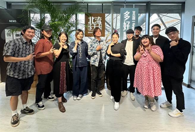 「董事长乐团」主唱吉董（中）日前受邀担任讲师，分享创作经验。（新视纪整合行销提供）