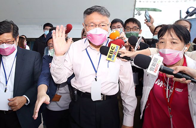 針對民眾黨立委辦公室助理費疑雲，身兼黨主席的台北市長柯文哲（中）16日出席活動時被媒體包圍追問，他強調沒有人頭助理，也沒有浮報薪資。（范揚光攝）