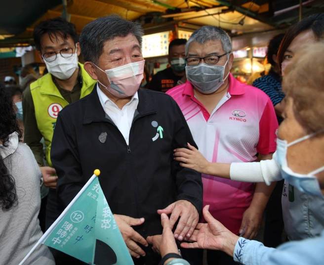 民进党台北市长候选人陈时中16日至进天宫参香后到中原市场走访拜票。（陈君玮摄）