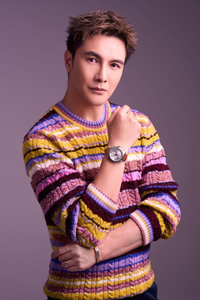 谢佳见从小就爱打羽球，在《决胜的挥拍》中饰演羽球教练，更有说服力，佩戴萧邦（CHOPARD）Mille Miglia年度限量表和Ice Cube珠宝。（JOJ PHOTO摄，服装提供／KENZO）