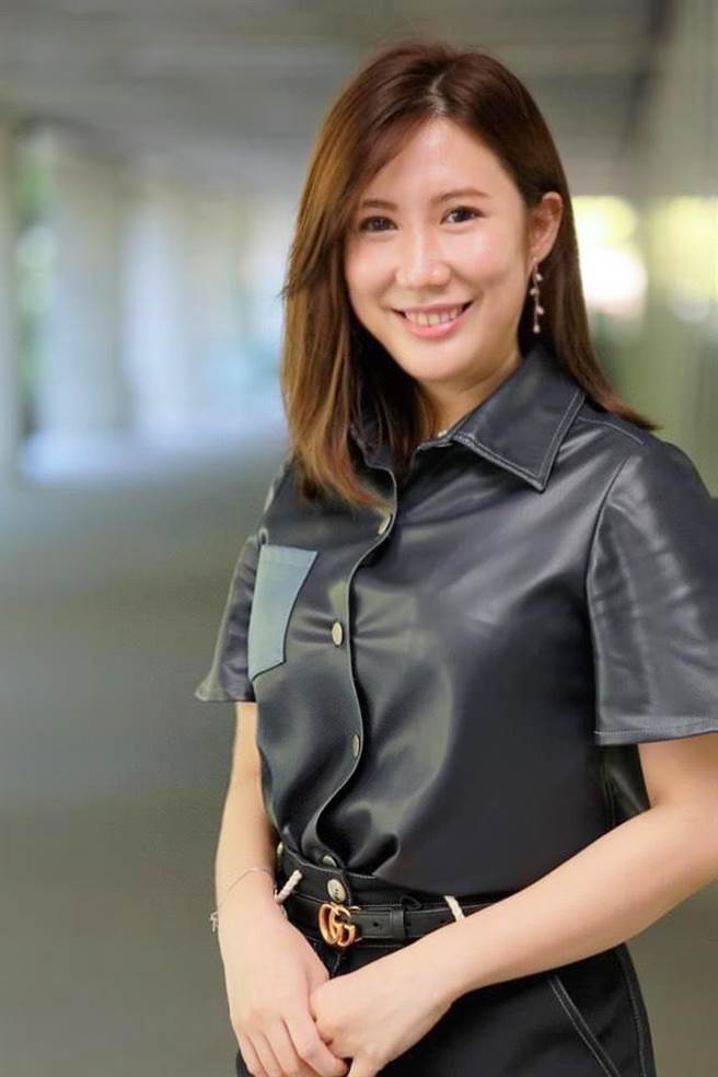 國民黨台北市長候選人蔣萬安上周四宣布請辭立委，但今天上午才正式遞交辭呈，遭民進黨台北市議員候選人張文潔質疑是假辭職，要溢領薪水，要用公家資源選市長。國民黨發言人柳采葳回批，張搞不清楚狀況就開槍，還沒選上就學會唬爛。（截自柳采葳臉書）