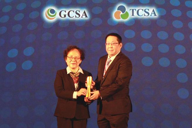 （新光三越首發永續報告書獲台灣企業永續獎。圖／新光三越）