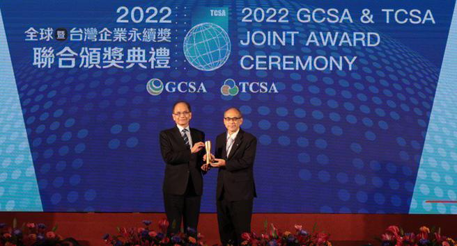 （立法院院长游锡堃（左）及阳明海运董座郑贞茂。图／阳明海运）