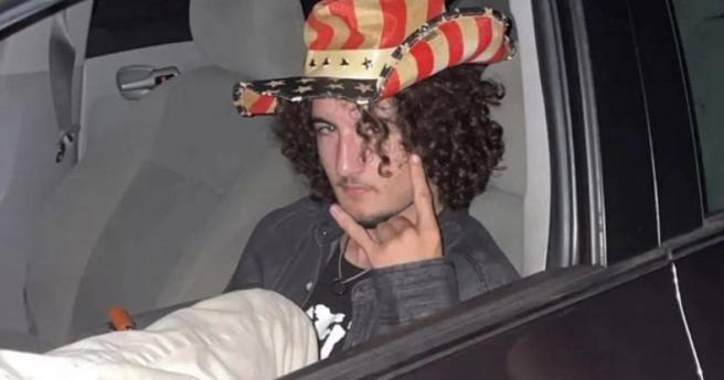 美国纽泽西州一名19岁男子日前从学校派对离开后，爬进了一个垃圾桶中，没想到竟被跟着垃圾一起倒入回收车中，身体遭机器压碎惨死。（图／翻摄IG@_kelletor）