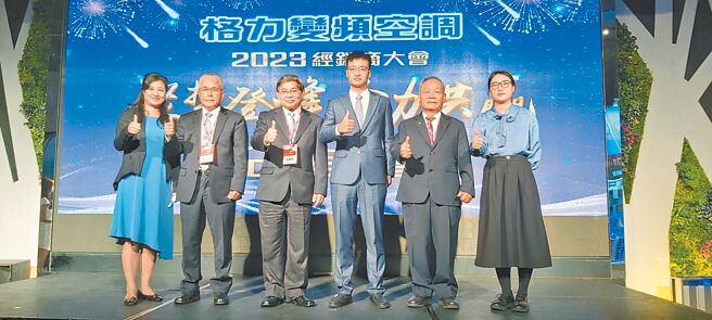 珠海格力海外销售公司亚澳区业务经理于华（左起）、臺湾格力营运长郭文爵、总经理吴兴智、珠海格力海外销售公司亚洲区部长李紫鹏、臺湾格力副总陈添贵、珠海格力海外销售公司客户经理薛萌萌出席新品发表会。图／黄台中