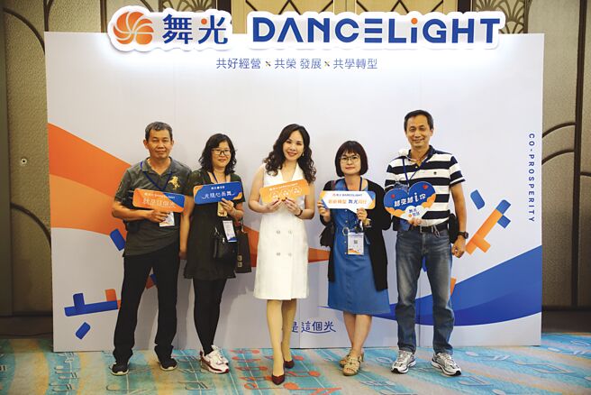 展晟照明集团南区事业处总经理黄真玮（中）与经销商在高雄年会现场合影。图／展晟照明提供