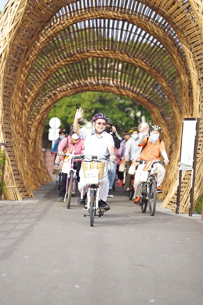 交通部观光局云嘉南滨海国家风景区管理处处长陈煜川引领360名单车骑士一路护盐至南鲲鯓。图／周荣发