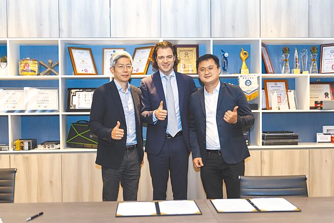 格斯执行长张忠杰（右起）、InoBat执行长Marian Bocek、格斯技术长叶国伟合影。图／业者提供