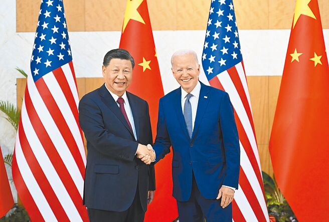 美國總統拜登在「拜習會」以及與澳日韓等國會談中，一再重申台海和平穩定的重要性。外交部強調，維繫台海和平穩定已是民主國家的高度共識。圖為拜習會中美領袖合照。（新華社）