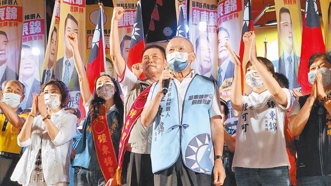 苗栗县长徐耀昌（持麦克风者）10月3日公开支持苗栗议长锺东锦参选县长，称即便被国民党中央开除党籍也无所谓，他指国民党真的该好好检讨。（锺东锦竞选团队提供／李京升苗栗传真）