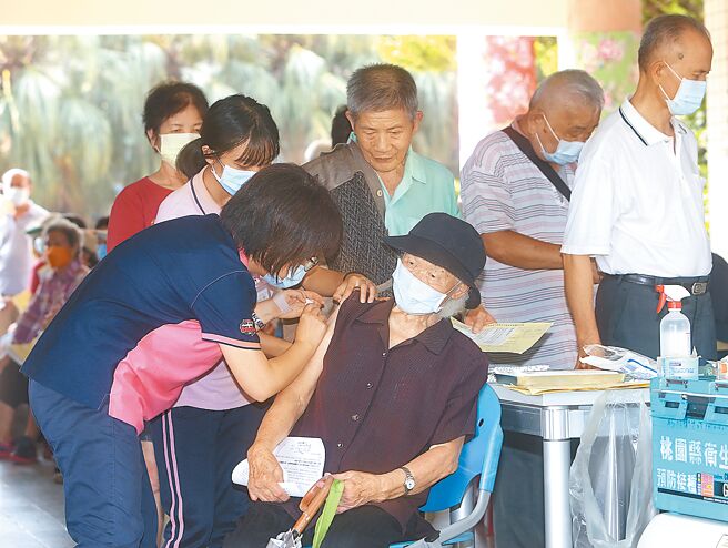 根据疾管署统计，截至昨日公费流感疫苗共629万剂量，已完成525万人次接种，还剩104万剂，使用率达84％。图为公费流感疫苗第一阶段10月1日开打，桃园市民接种疫苗。（本报资料照片）