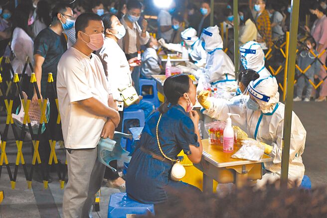 配合优化防疫20条新规，北京市雷厉风行，朝阳区14日立即撤除多处街头的核酸检测亭。图为福州市民进行核酸检测。（中新社）