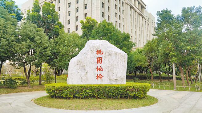 桃園市平鎮區劉姓里長候選人與樁腳涉嫌現金行賄，15日桃園地檢署聲押獲准。（賴佑維攝）