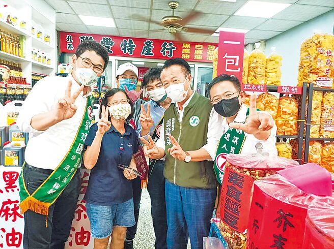 民进党云林县长候选人刘建国（左一）抢攻沿海地区选票，15日邀嘉义县长翁章梁（右二）到北港镇扫街拜票。（张朝欣摄）