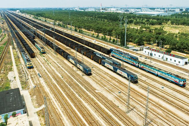 大陆31个省（区、市）经济三季报日前陆续出炉。其中，广东GDP首破9兆，四川三季经济受衝击较大；能源大省异军突起，山西增速领先全大陆。图为山西大同的运煤火车。（新华社）