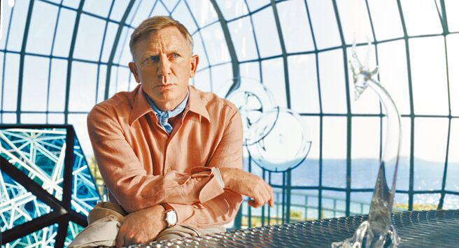 丹尼爾克雷格在主演《鋒迴路轉2》再度化身怪探「白朗」。（Netflix提供）