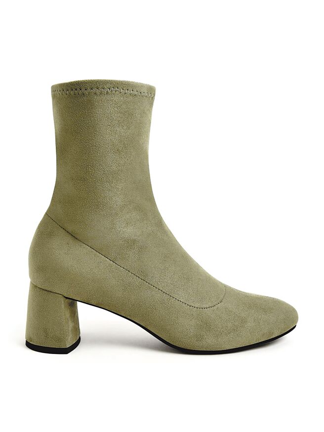 CHARLES & KEITH贴腿粗跟短靴，2690元。（CHARLES & KEITH提供）