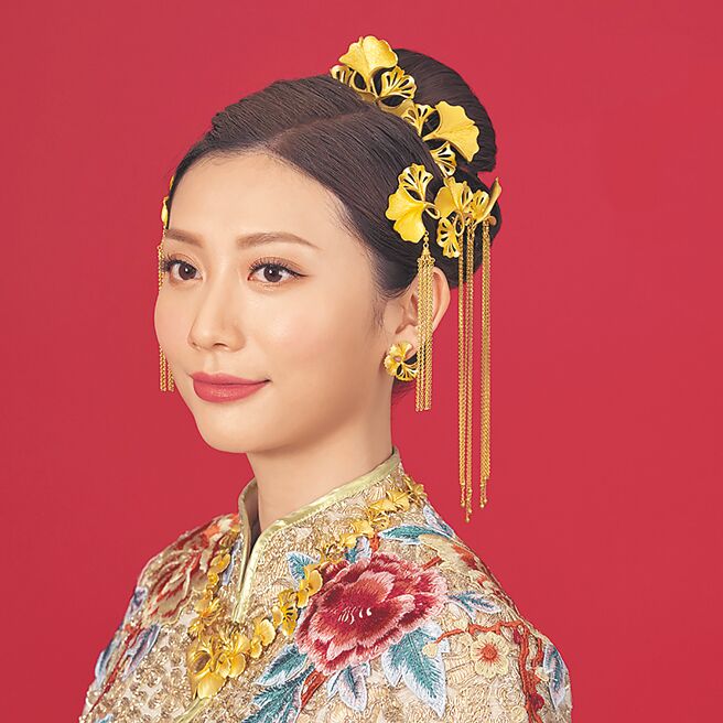 SOGO忠孝馆点睛品生生有囍足金银杏髮簪，价约8万9300元起（件）。（SOGO提供）