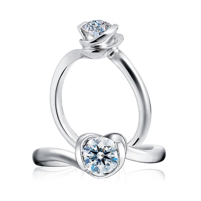 SOGO復兴馆HEARTS ON FIRE Rose Heart铂金钻石戒指，主钻约0.30ct，售价10万3000元起。（SOGO提供）