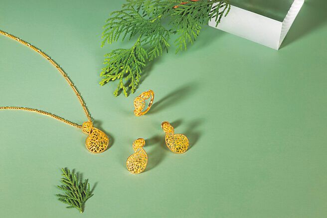 SOGO忠孝馆Just Gold颂讚纯金套组，坠不含炼＋戒指＋耳环， 原价6万5000元，特价5万7000元。（SOGO提供）