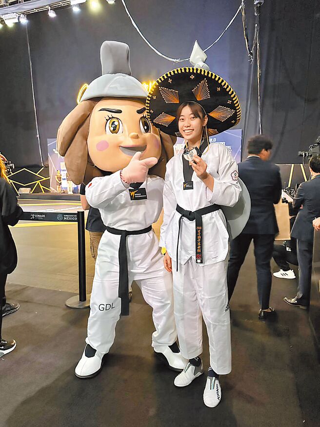 跆拳道甜心罗嘉翎（右）在墨西哥世锦赛女子57公斤量级勇夺银牌。（摘自罗嘉翎脸书）