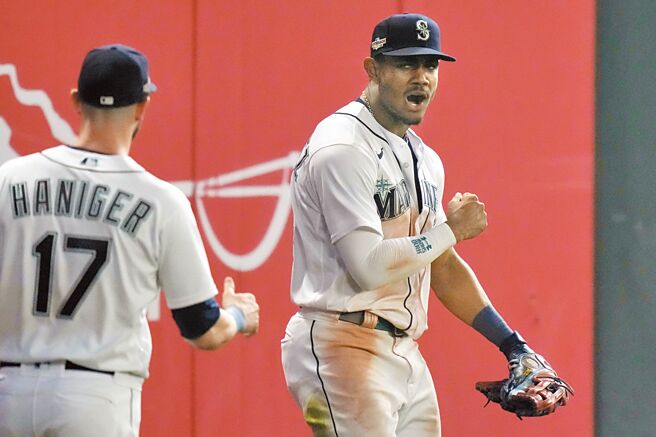 水手外野手J-Rod（右）成为首位单季25轰、25盗的菜鸟，荣膺美联新人王。（美联社）