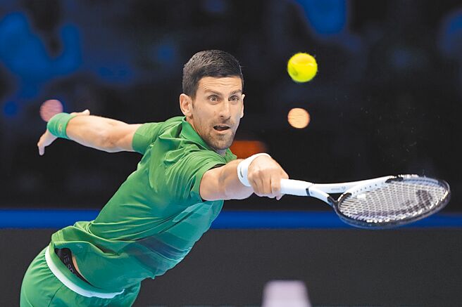 乔柯维奇在年终总决赛击败西西帕斯，开出红盘。（美联社）