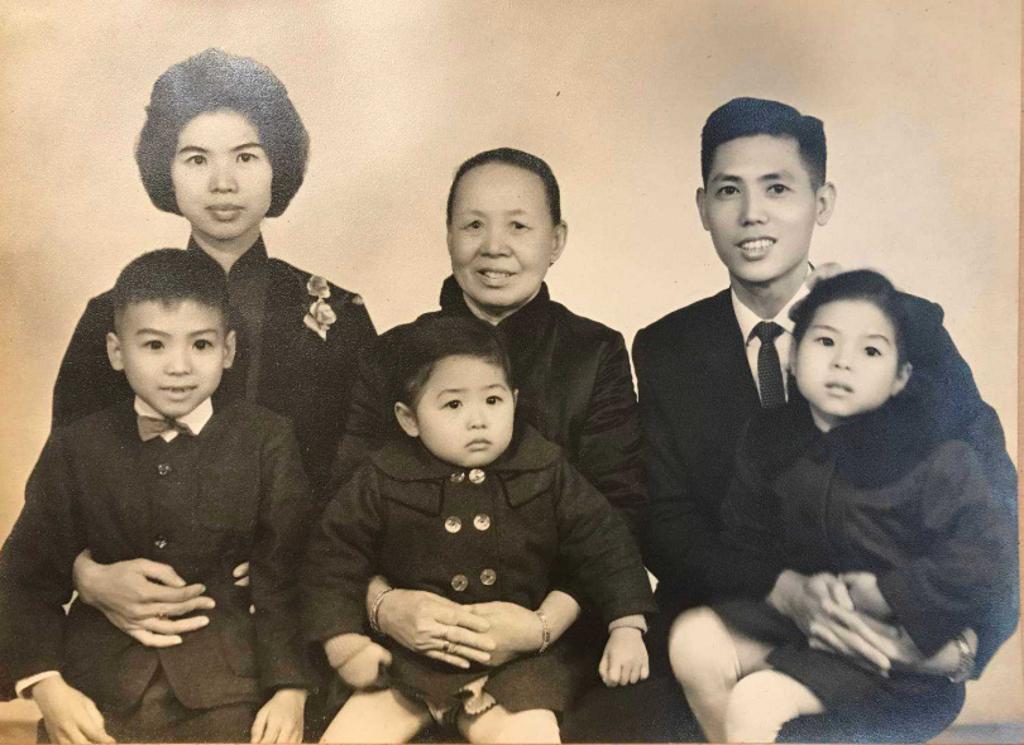 王任賢醫師（第一排左一）小時候與父母，外婆，2位妹妹合照，弟弟還沒出生。（圖／王任賢提供）