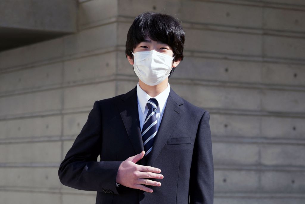 年仅16岁的悠仁亲王今年4月正式进入名门高中筑波附高就读；图为他在入学典礼上对着镜头摆姿势。图/路透社(photo:ChinaTimes)